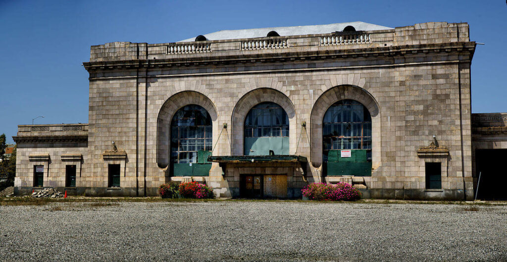 Front view of 16th Street Train Station / Simon Carrasco / Wikimedia Commons
Link: https://commons.wikimedia.org/wiki/File:16th_Street_Station_Oakland_California.jpg#/media/File:16th_Street_Station_Oakland_California.jpg