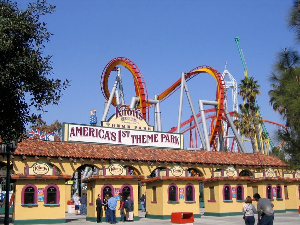 Entrance gate at Knott's Berry Farm / Phydend / Wikimedia Commons
Link: https://commons.wikimedia.org/wiki/File:Knott%27s_Gate.jpg#/media/File:Knott's_Gate.jpg