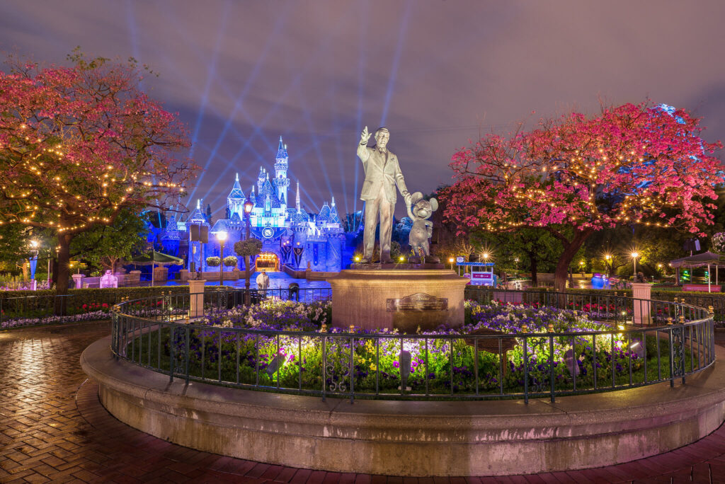 Walt Disney and Mickey Mouse statue in Disneyland Park/Resort / Jackie Nell / Flickr
Link: https://flic.kr/p/FMiS67