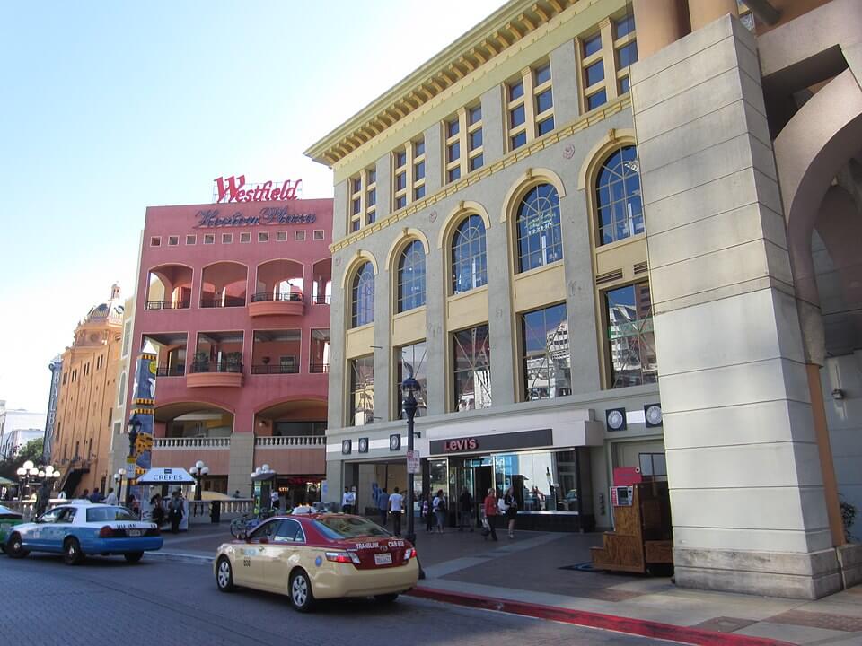 Front of the Horton Plaza Mall / Another Believer / Wikimedia Commons
Link: https://commons.wikimedia.org/wiki/File:San_Diego,_2016_-_186.jpg#/media/File:San_Diego,_2016_-_186.jpg