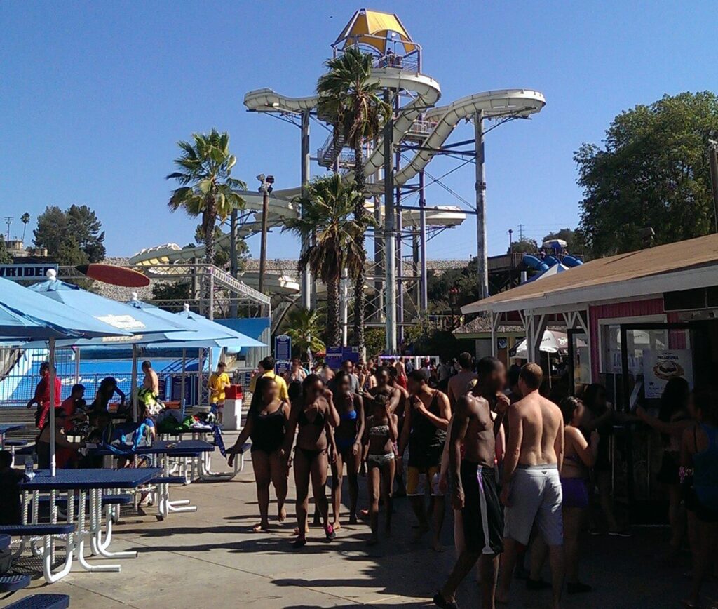 Extreme water slide in Raging Waters Los Angeles / Some guy / Wikimedia Commons
Link: https://commons.wikimedia.org/wiki/File:High_Extreme.jpg#/media/File:High_Extreme.jpg