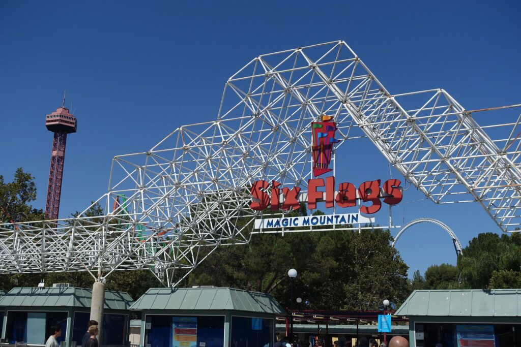 Entrance at Six Flags Magic Mountain / Jeremy Thompson / Flickr
Link: https://flic.kr/p/2nymtDW