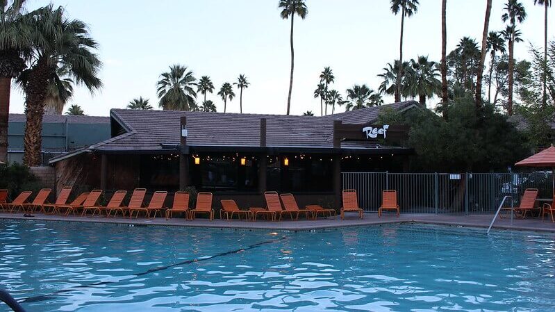 Caliente Tropics Hotel / Flickr / Chris Jepsen
Link: https://flickr.com/photos/traderchris/39521465492/ 