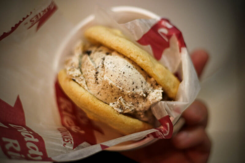 Feel peace and satisfaction at Diddy Riese / Flickr / Varin
Link:
https://www.flickr.com/photos/varintsai/4209652497/