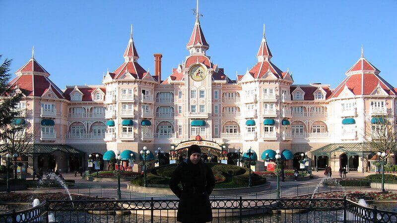 Disneyland Hotel / Flickr / Occhietto
Link: https://flickr.com/photos/occhietto/5263197357/ 