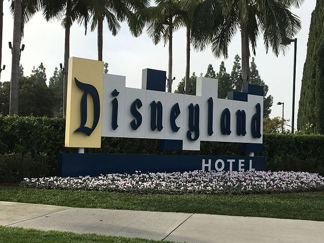 Disneyland Hotel Sign / Wikimedia Commons / Sam Howzit

Link: https://commons.wikimedia.org/wiki/File:Disneyland_Hotel_Sign_(27384907691).jpg
