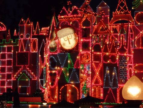 Disneyland decorated with lights on Christmas / Flickr / Smeebot
Link: https://flic.kr/p/aQHvet