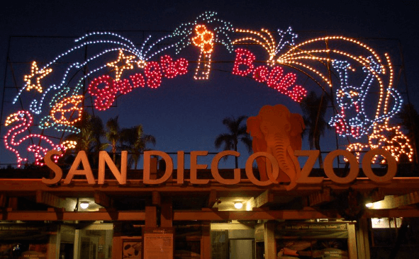 Entrance sign of San Diego Zoo during Christmas / Flickr / Brian Just Got Back From…
Link: https://flic.kr/p/7oCte3