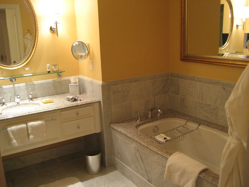 Bath inside Four Seasons Hotel Westlake Village / Flickr / Jason Tester
Link: https://flickr.com/photos/streamishmc/386040248/ 