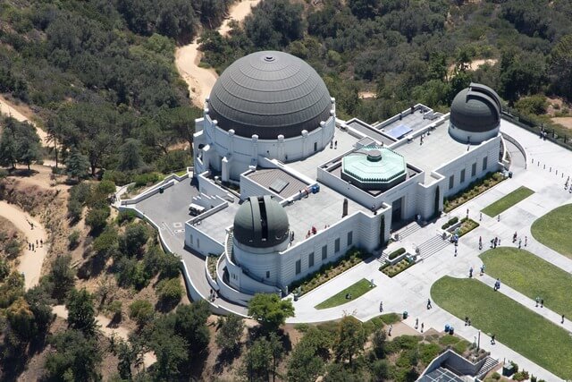 Panoramic view of the Griffith Observatory / Wikimedia Commons / Carol M. Highsmith
Link: https://commons.wikimedia.org/wiki/File:Griffith_Observatory_on_the_south-facing_slope_of_Mount_Hollywood_in_L.A.%27s_Griffith_Park_(LC-DIG-highsm-_22255).tif