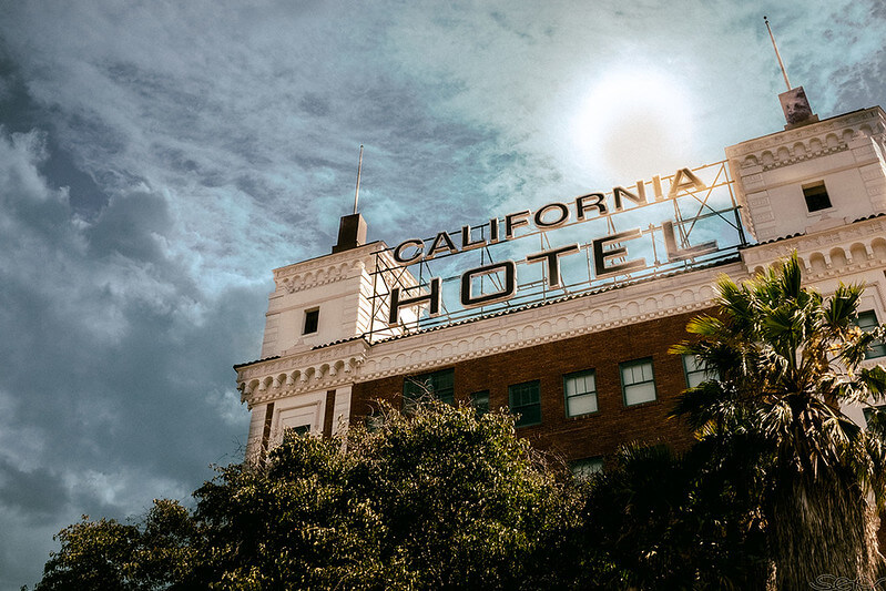 Hotel California / Flickr / Sonny Abesamis
Link: https://flickr.com/photos/enerva/14819114588/ 