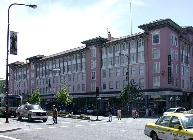 Exterior view of Hotel Shattuck Plaza / Wikimedia Commons / Alfred Twu
Link: https://commons.wikimedia.org/wiki/File:Downtown_Berkeley_Shattuck_Hotel.jpg