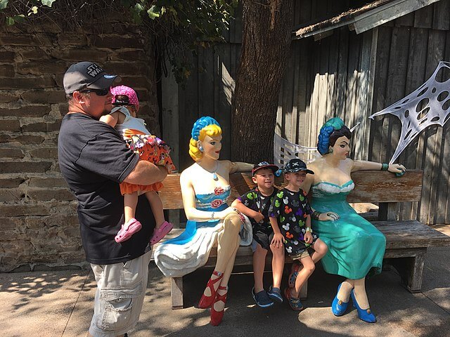 People with mannequins at Knott's Berry Farms / Wikimedia Commons / DTParker1000
Link: https://commons.wikimedia.org/wiki/File:Knott%27s_Berry_Farm,_2021.jpg
