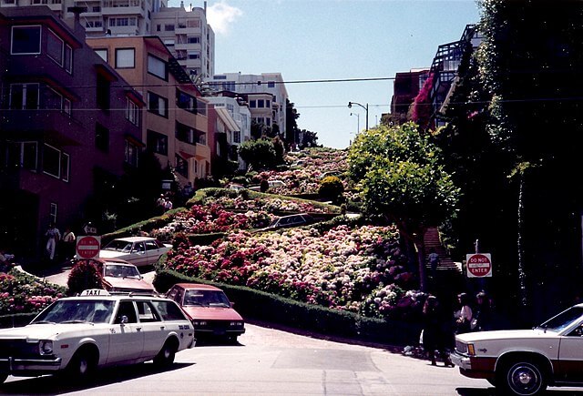 Lombard Street / Wikimedia Commons / Infrogmation
Link: https://commons.wikimedia.org/wiki/File:Lombard_Street,_San_Francisco_California,_June_1987_01.jpg