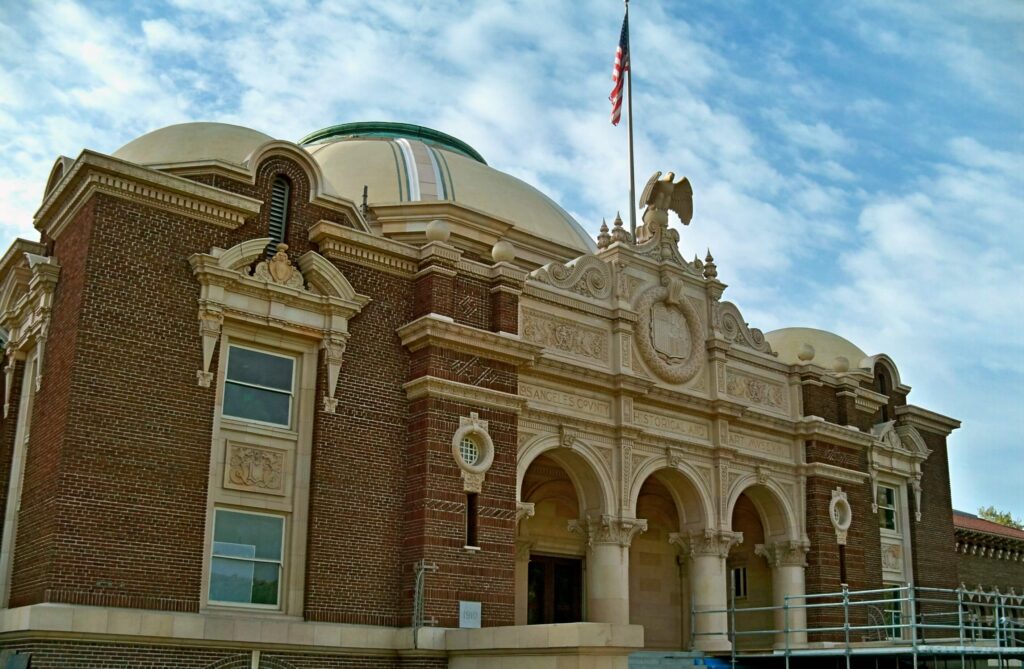 Exterior view of the Natural History Museum / Wikimedia Commons /  atgorden
Link: https://commons.wikimedia.org/wiki/File:Natural_History_Museum_of_Los_Angeles_County_-_panoramio.jpg