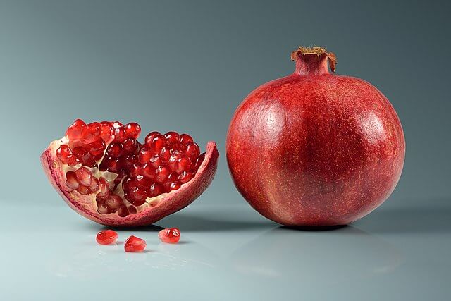Pomegranate / Wikimedia Commons / Ivar Leidus
Link: https://commons.wikimedia.org/wiki/File:Pomegranate_fruit_-_whole_and_piece_with_arils.jpg