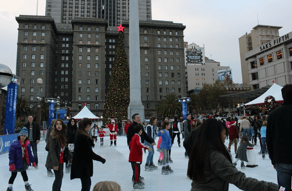 Skating on holidays at the Union Square Ice Rink / Flickr / CAYphotos
Link: https://flic.kr/p/Ckcr3d