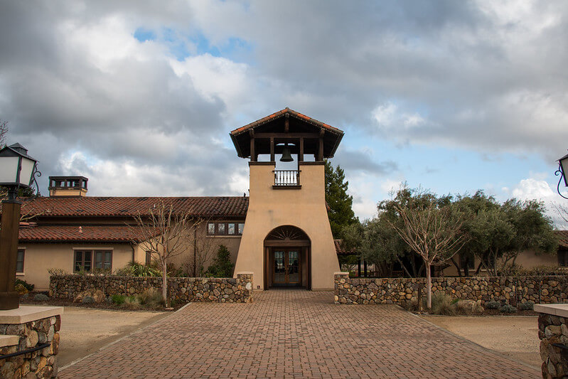 Outside view of St. Francis Winery & Vineyards / Flickr / HarshLight
Link:
https://www.flickr.com/photos/harshlight/17913398394/