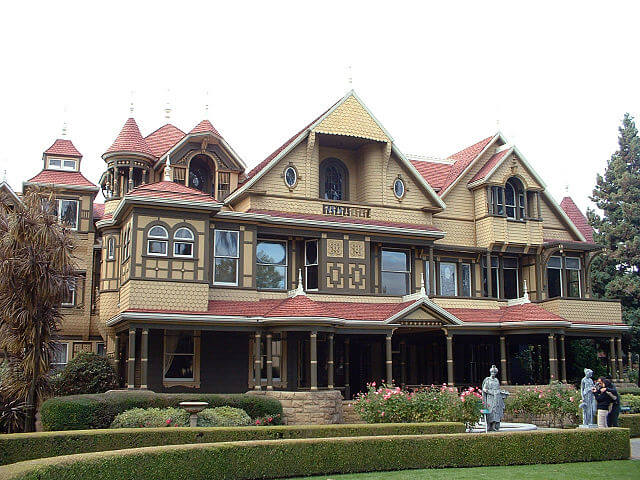 Exterior view of Winchester Mystery House / Wikimedia Commons / Spiel
Link: https://commons.wikimedia.org/wiki/File:Winchester_Mystery_House_(front).jpg