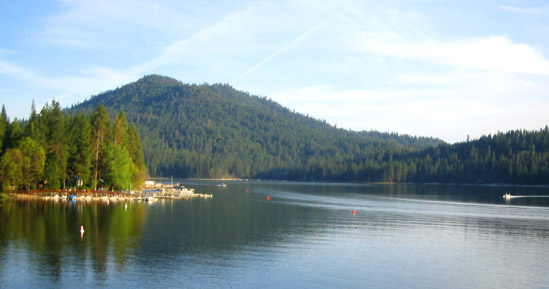 Picturesque view of Bass Lake / Wikipedia
https://en.wikipedia.org/wiki/Bass_Lake,_California#/media/File:Basslake_goatmountain.jpg