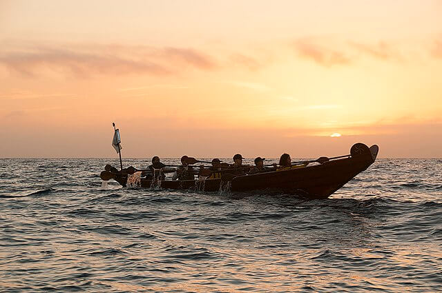 People kayaking at Catalina Island / Wikipedia
https://en.wikipedia.org/wiki/Santa_Catalina_Island_(California)#/media/File:CINMS_-_Tomol_Crossing_Sunrise_.jpg