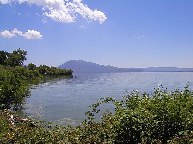 The clear water of Clear Lake / Wikipedia 
https://en.wikipedia.org/wiki/Clear_Lake_(California)#/media/File:ClearLakeCA.jpg