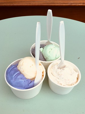 Ice cream cups from Cookiebar Creamery / Flickr 
https://flic.kr/p/LAspKL