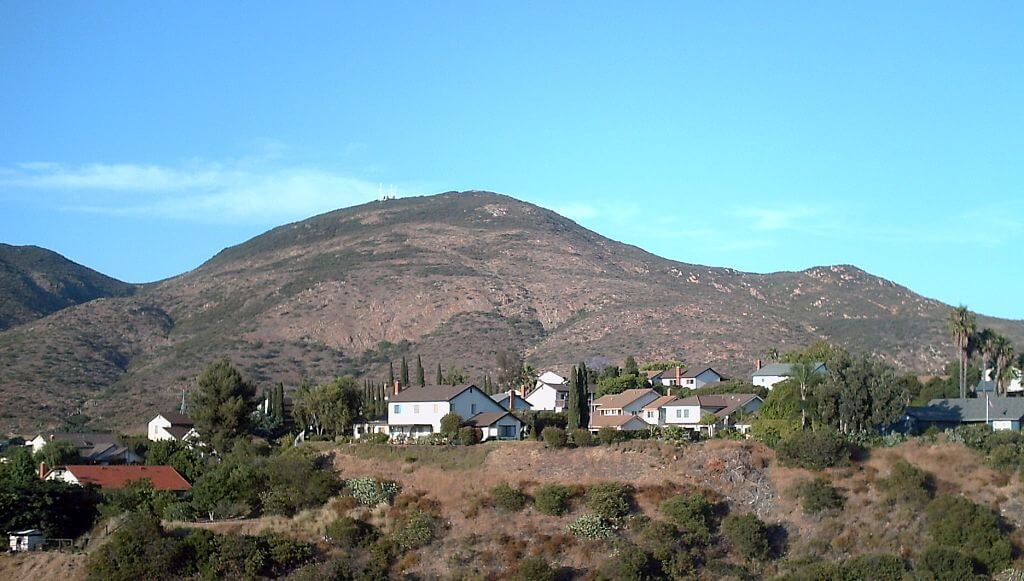 South west view of Cowles Mountain / Wikipedia / Bob DuHamel https://en.wikipedia.org/wiki/Cowles_Mountain#/media/File:Cowles_Mountain.JPG
