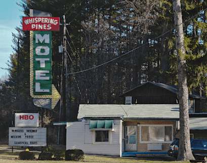 Entrance at the Whispering Pines Resort / Flickr / NC Cigany
Link: https://flic.kr/p/khkYhN
