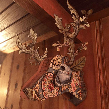 Home decor at Monte Rio Treehouse / Flickr / Sean Flannagan
Link: https://flic.kr/p/APQvcy