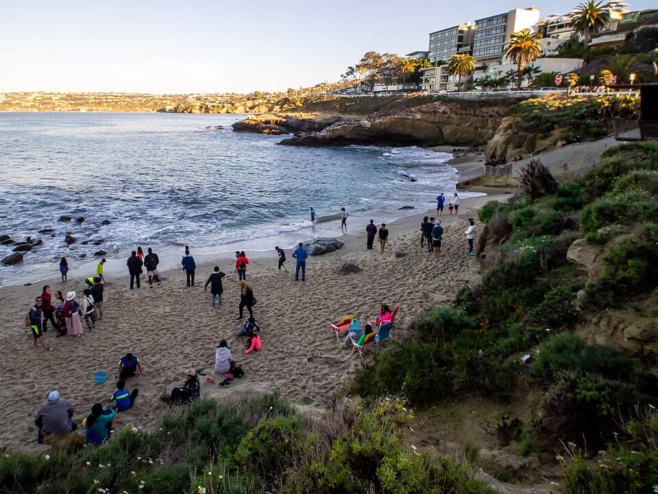 People enjoying La Jolla Cove Beach / Wikipedia
https://en.wikipedia.org/wiki/La_Jolla_Cove#/media/File:LaJolla-2_(45716612345).jpg