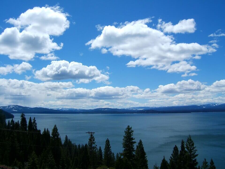 Picturesque view of Lake Almanor / Wikipedia
https://en.wikipedia.org/wiki/Lake_Almanor#/media/File:LakeAlmanor2.jpg