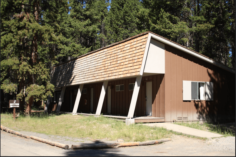 Lake Lodge, cabin building / Flickr / Yellowstone National Park

Link: https://www.flickr.com/photos/yellowstonenps/9393352001/in/album-72157634844695753/