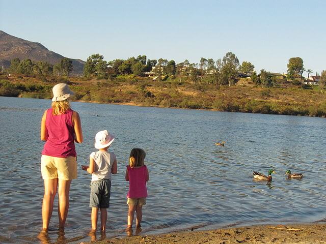 A family feeding the ducks at Lake Murray / Wikipedia
https://en.wikipedia.org/wiki/Lake_Murray_(California)#/media/File:Family_At_Lake_Murray.JPG