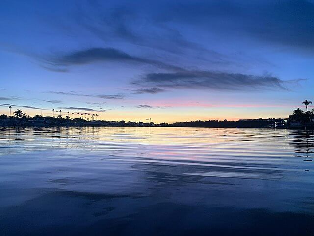 Sunset view from a kayak at Newport Back Bay / Wikipedia
https://en.wikipedia.org/wiki/Newport_Back_Bay#/media/File:Newport_Back_Bay_At_Sunset.jpg