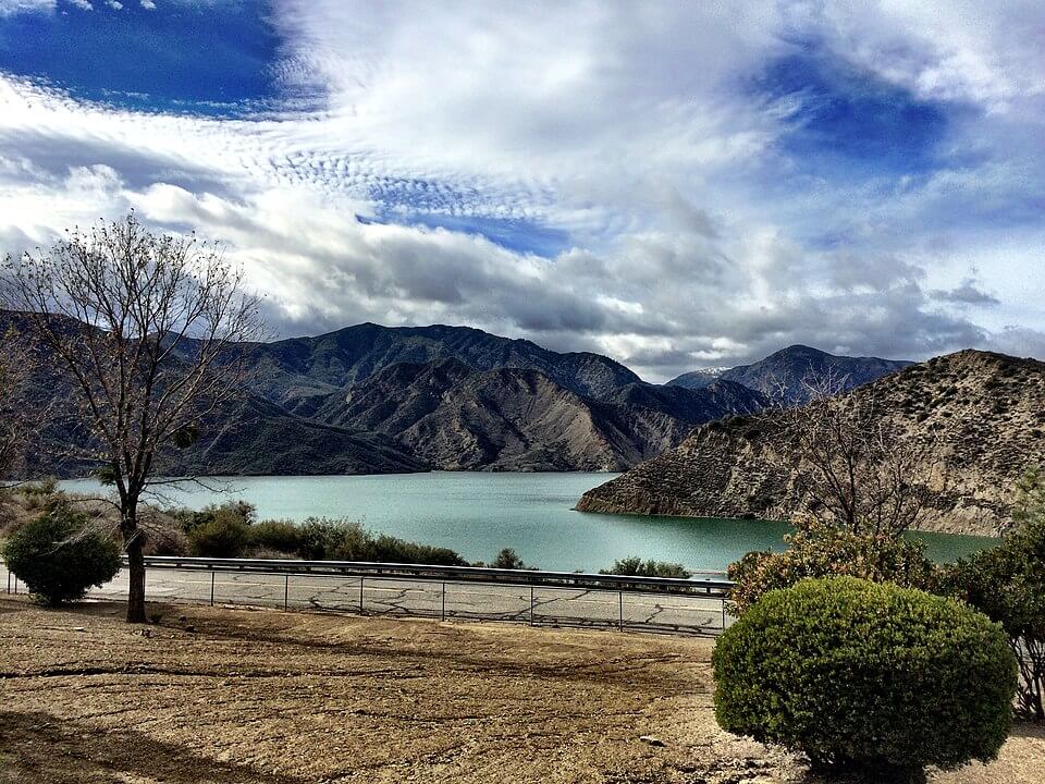 Scenic view of the Pyramid Lake / Wikipedia
https://en.wikipedia.org/wiki/Pyramid_Lake_(Los_Angeles_County,_California)#/media/File:Pyramid_Lake_December_2014.jpg