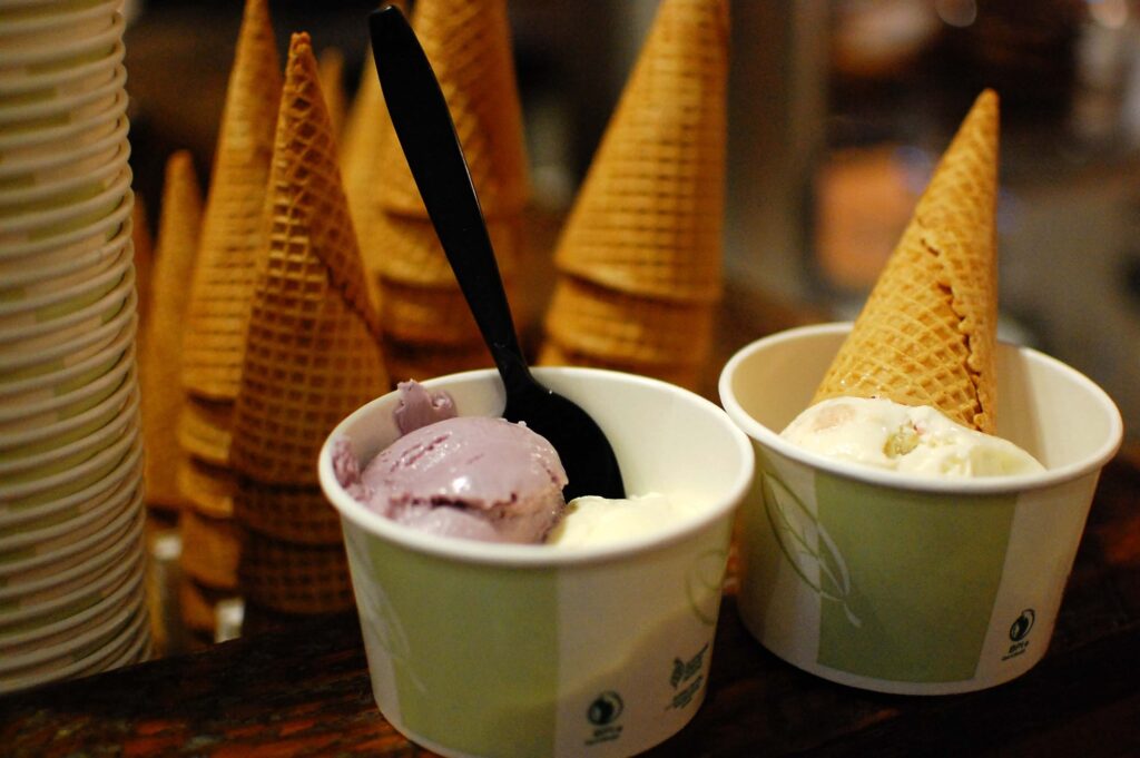 Ice cream scoop at Salt & Straws / Wikipedia
https://upload.wikimedia.org/wikipedia/commons/2/29/Salt_and_straw%2C_portland_%2816048182820%29.jpg
