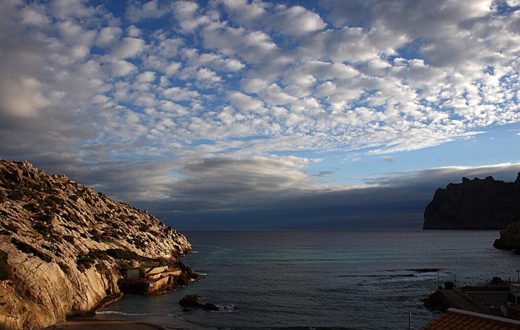 Side View of San Vicente / Pixabay / Felip Orts https://pixabay.com/photos/clouds-cala-san-vicente-mallorca-174014
