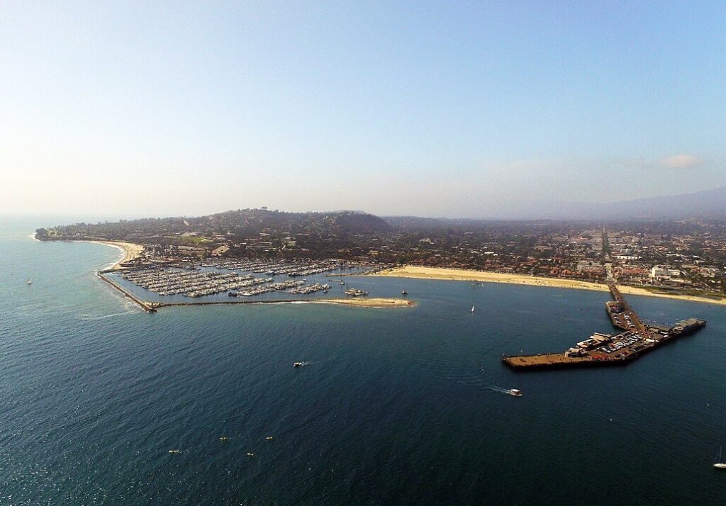 Aerial view of Santa Barbara Harbor / Wikipedia
https://en.wikipedia.org/wiki/Santa_Barbara,_California#/media/File:Santa_Barbara_Harbor_by_Don_Ramey_Logan.jpg