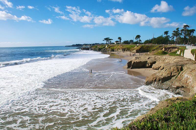View of Santa Cruz Beach / Wikimedia Commons / Don DeBold
Source Link: https://commons.wikimedia.org/wiki/File:Santa_Cruz_Beach_(8322988168).jpg