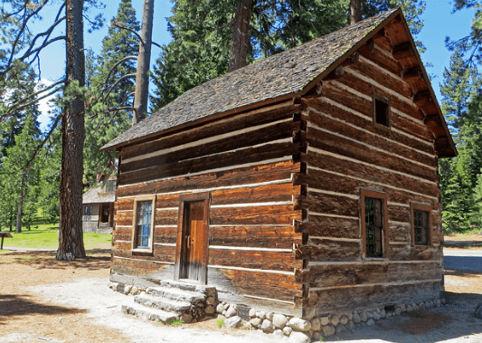 Side view of the Sugar Pine Cabin / Flickr / Ben Fish
Link: https://flic.kr/p/uVmPwN