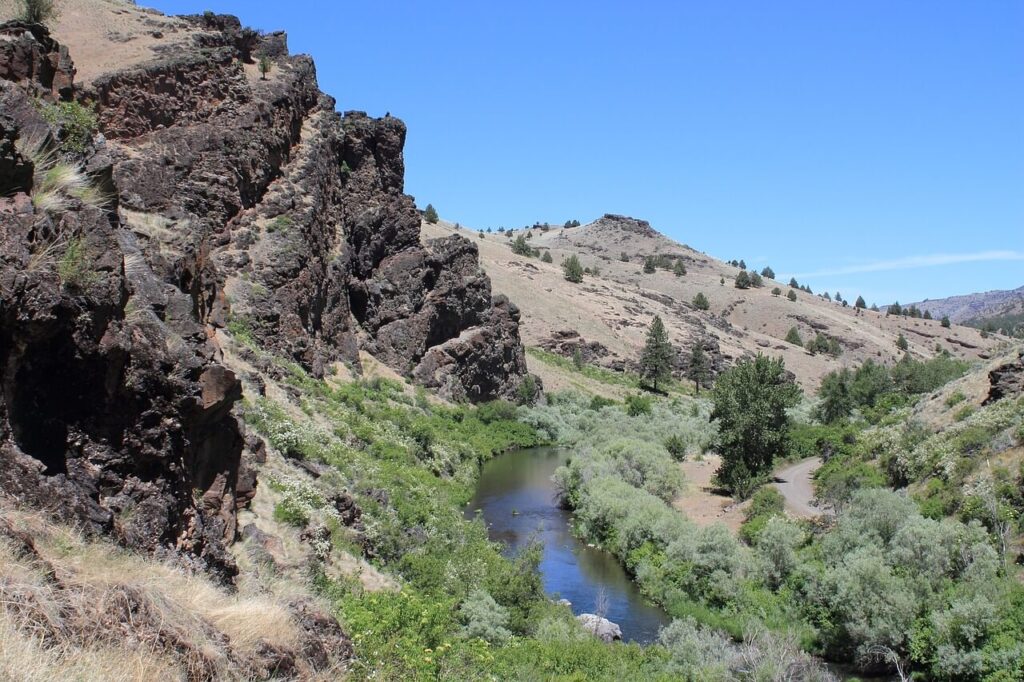 View of South Fork Mountains / Pixabay / Debbie Walkingbird https://pixabay.com/photos/south-fork-john-day-river-overlook-277589
