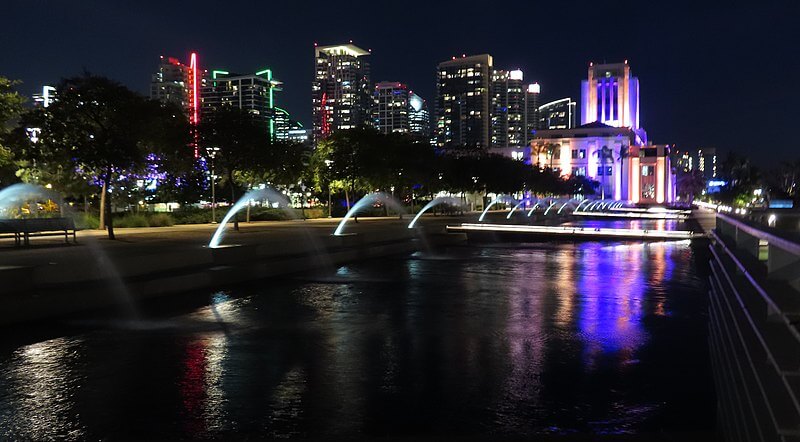 Waterfront Area at night / Wikimedia Commons / kitmasterbloke
Source link: https://commons.wikimedia.org/wiki/File:Waterfront_Park_San_Diego_(49465094407).jpg