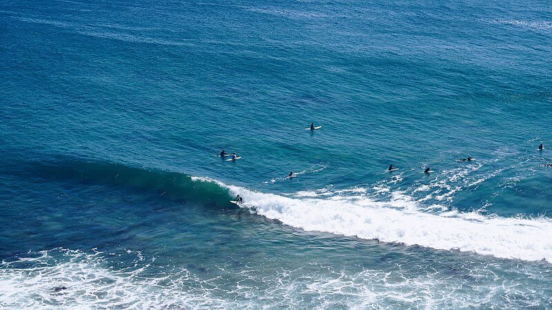 Surfers at Zuma Beach / Wikimedia Commons / Gurong Shen
Source Link: https://commons.wikimedia.org/wiki/File:Zuma_Beach,_Malibu,_United_States_(Unsplash).jpg
