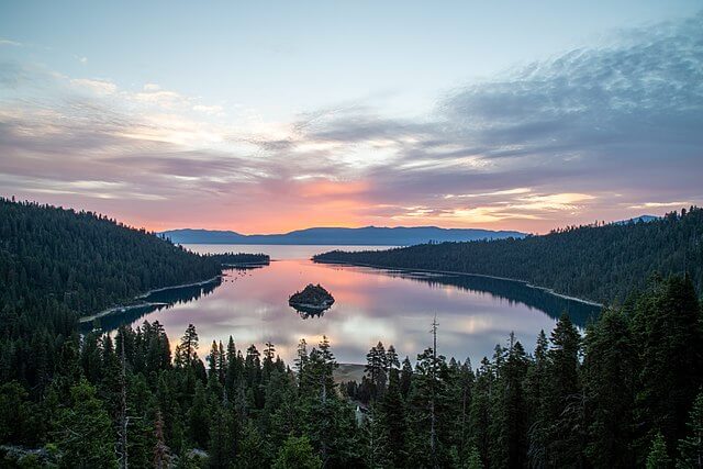 Emerald Bay at Lake Tahoe / Wikipedia
https://en.wikipedia.org/wiki/Emerald_Bay_State_Park#/media/File:Emerald_Bay,_Lake_Tahoe,_California._2015.jpg