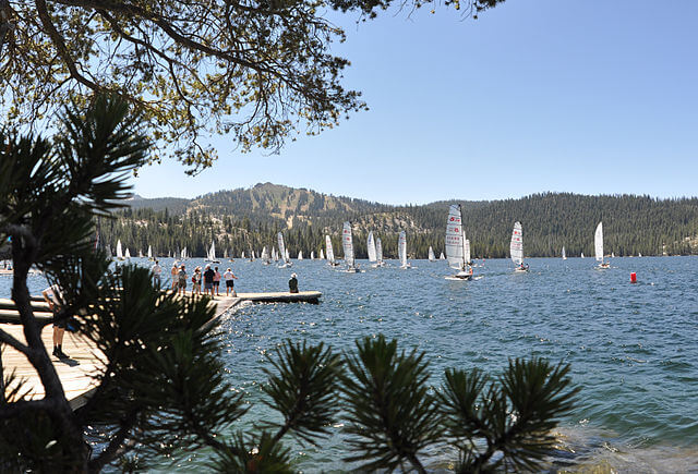 Regatta at Huntington Lake / Wikipedia
https://en.wikipedia.org/wiki/Huntington_Lake#/media/File:Huntington_Lake_High_Sierra_Regatta_1.jpg