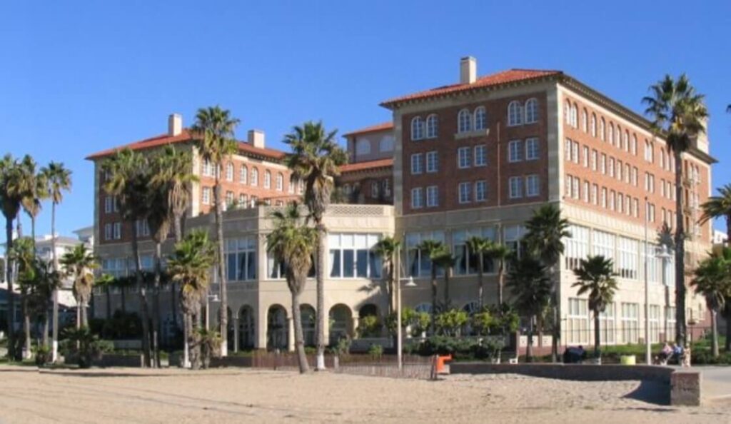 Outside View of Hotel Casa del Mar / Wikipedia / User 2004 https://en.wikipedia.org/wiki/Hotel_Casa_del_Mar#/media/File:Casa_del_Mar_Santa_Monica.jpg
