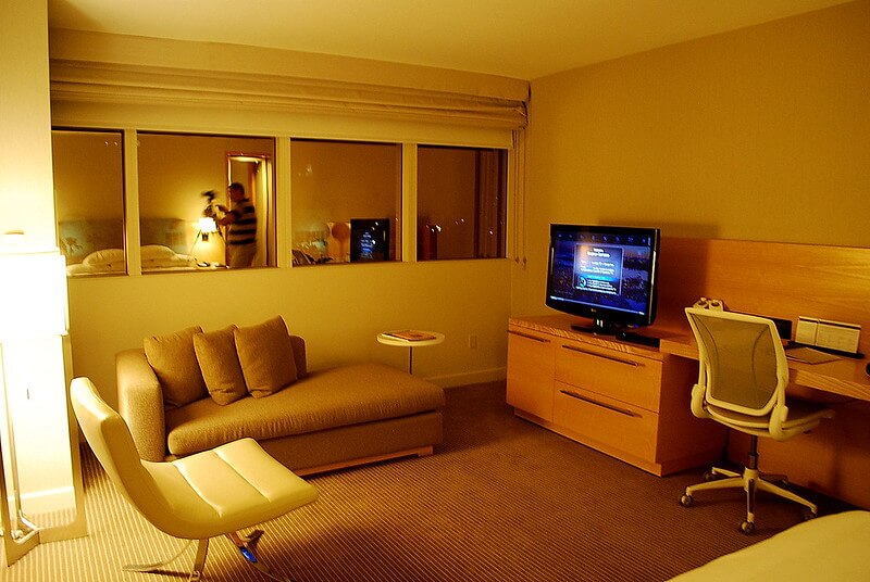Hotel Room at Hyatt Regency Long Beach / Flickr / Joe Wolf https://flic.kr/p/egSpo2
