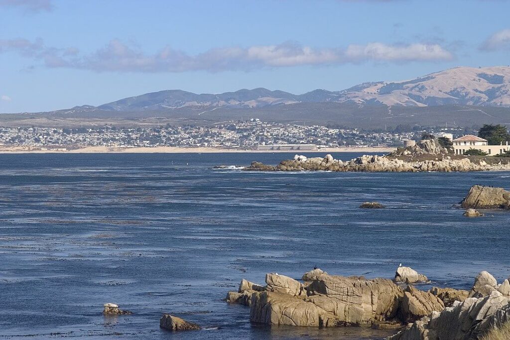 View of Monterey Bay / Wikipedia / Seano1 https://en.wikipedia.org/wiki/Monterey_Bay#/media/File:South_Monterey_Bay.jpg
