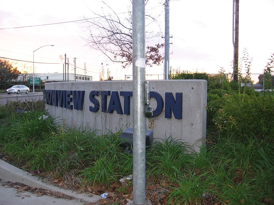 Rail Station at Meadowview / Wikipedia / Pedro Xing https://en.wikipedia.org/wiki/Meadowview,_Sacramento,_California#/media/File:Meadowview_(Sacramento_RT)_4084_07.JPG
